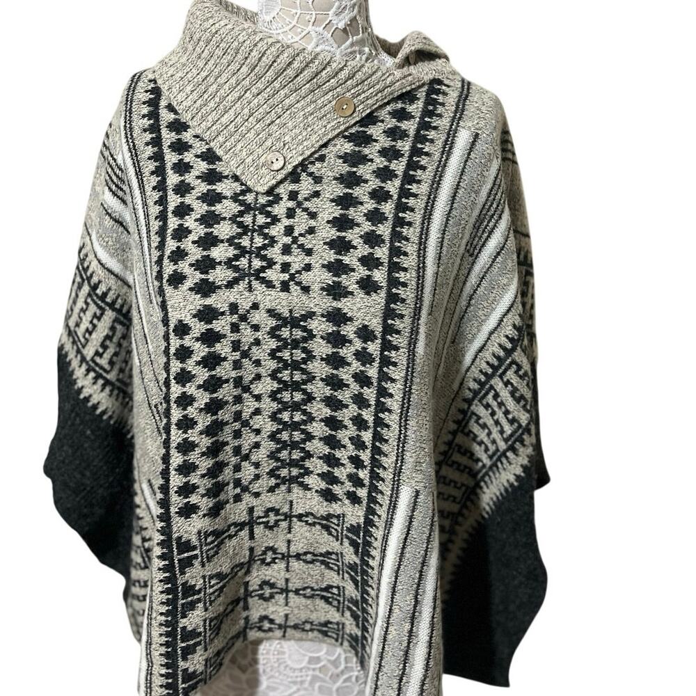 Trendy Yara Sweater Poncho — Black & Gray | EUC - One Size
